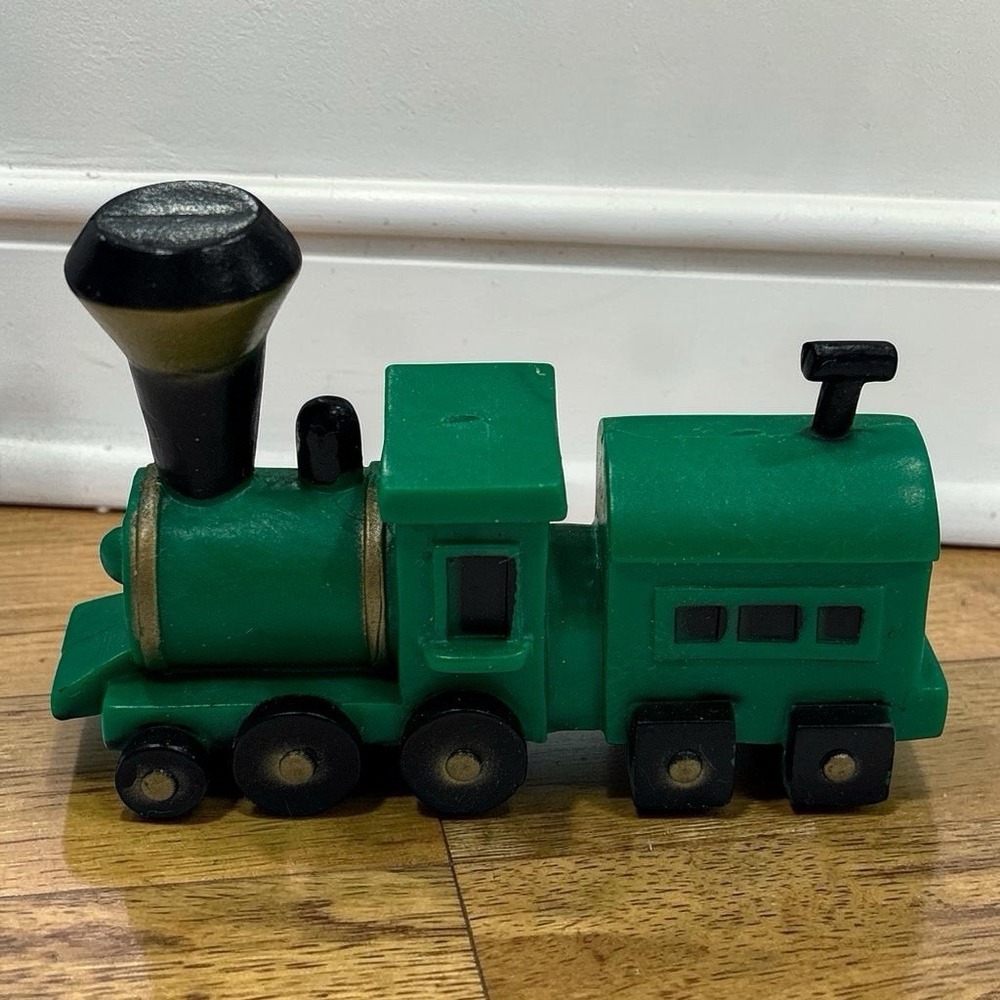 Vintage 2002 Memory Lane Rudolph Misfit Green Train Engine Figure Playing Mantis